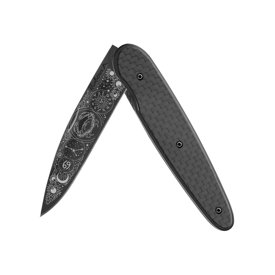 Couteau acier finition titane noir plaquette pleine carbone motif «zodiaque cancer»