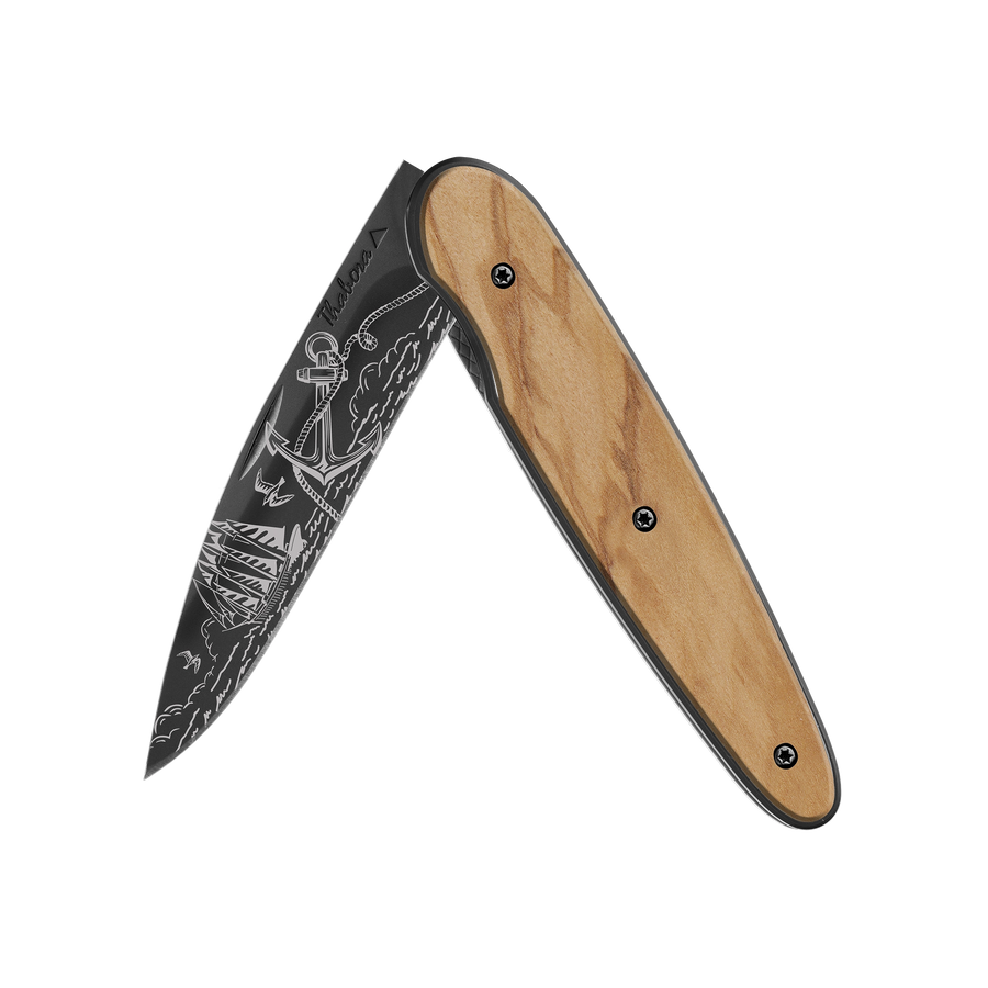 Couteau acier finition titane noir plaquette pleine bois clair motif «océan»