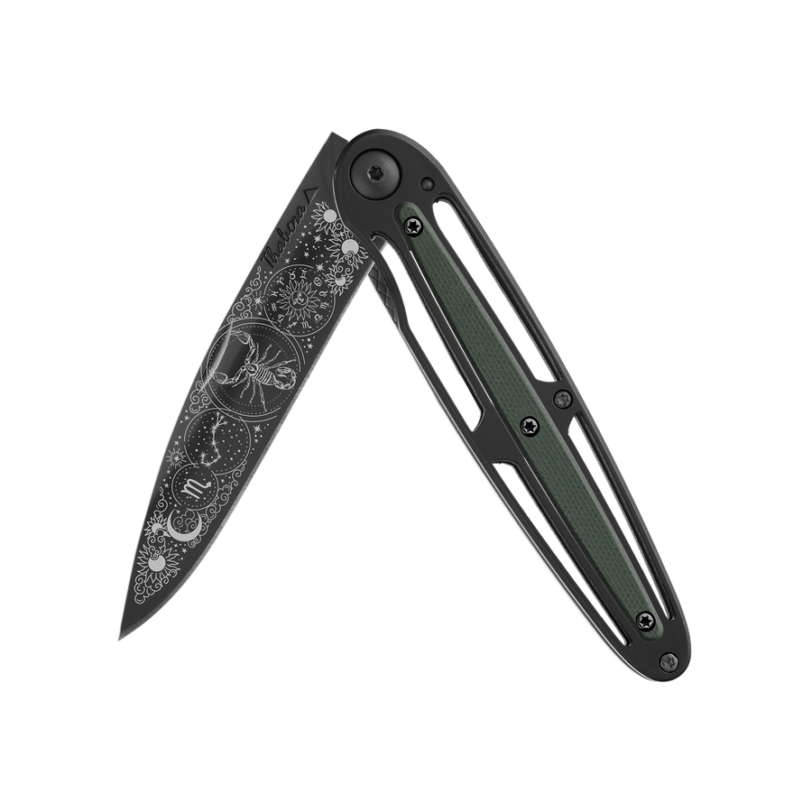 Couteau acier finition titane noir plaquette centrale résine g10 kaki motif «zodiaque scorpion»