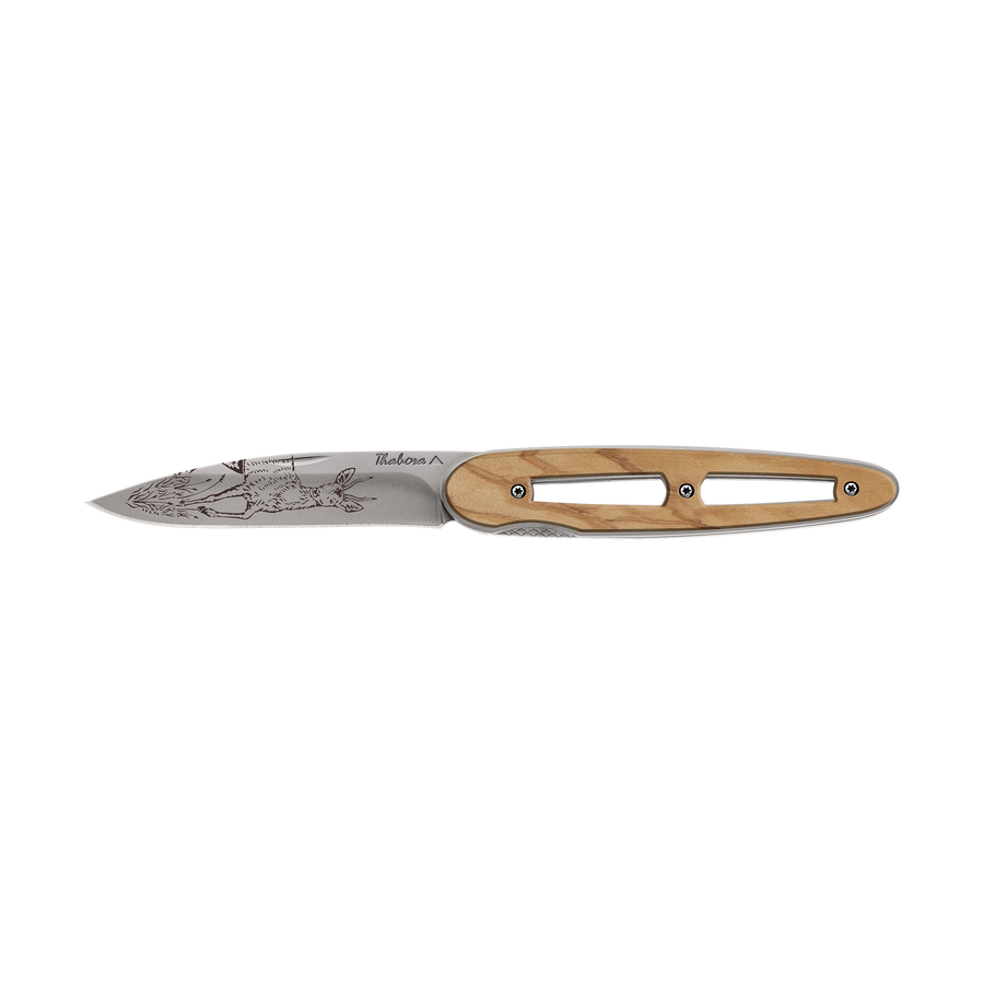 Couteau acier finition titane gris plaquette ajourée bois clair motif «chevreuil brocard»