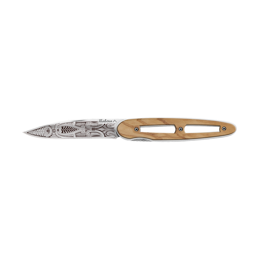 Couteau acier finition brillante plaquette ajourée bois clair motif «cachemire»