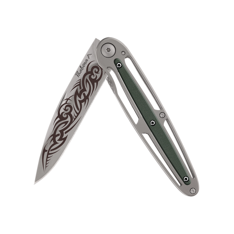 Couteau acier finition titane gris plaquette centrale résine g10 kaki motif «tribal gothique»