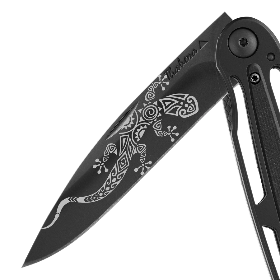 Couteau acier finition titane noir plaquette centrale résine g10 noir motif «salamandre tribale»