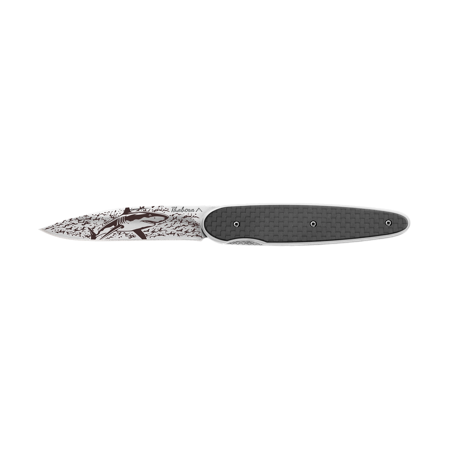 Couteau acier finition brillante plaquette pleine carbone motif «requin»