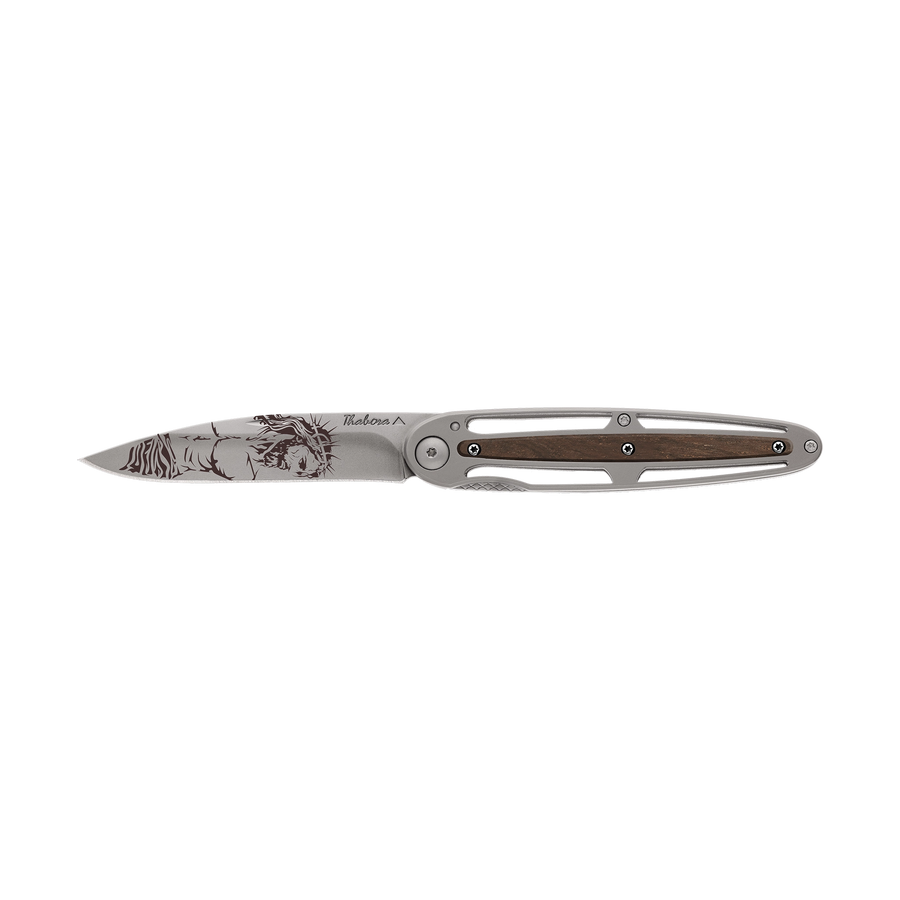 Couteau acier finition titane gris plaquette centrale bois foncé motif «christ»