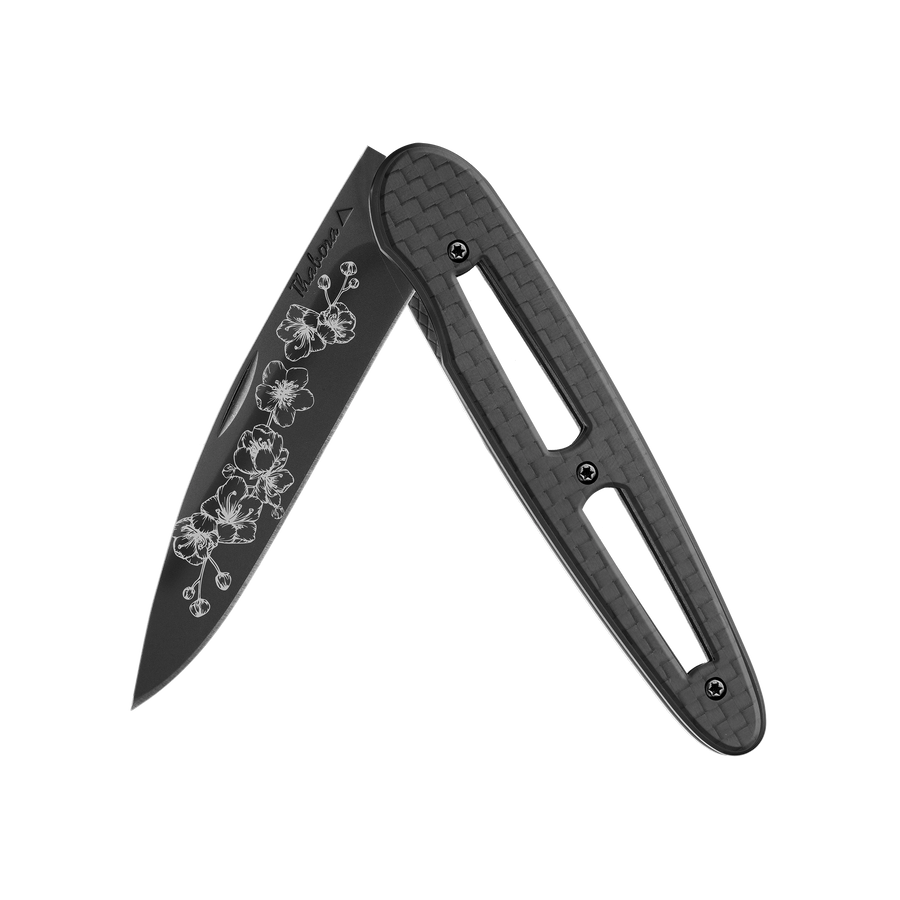Couteau acier finition titane noir plaquette ajourée carbone motif «arbre fleuri»