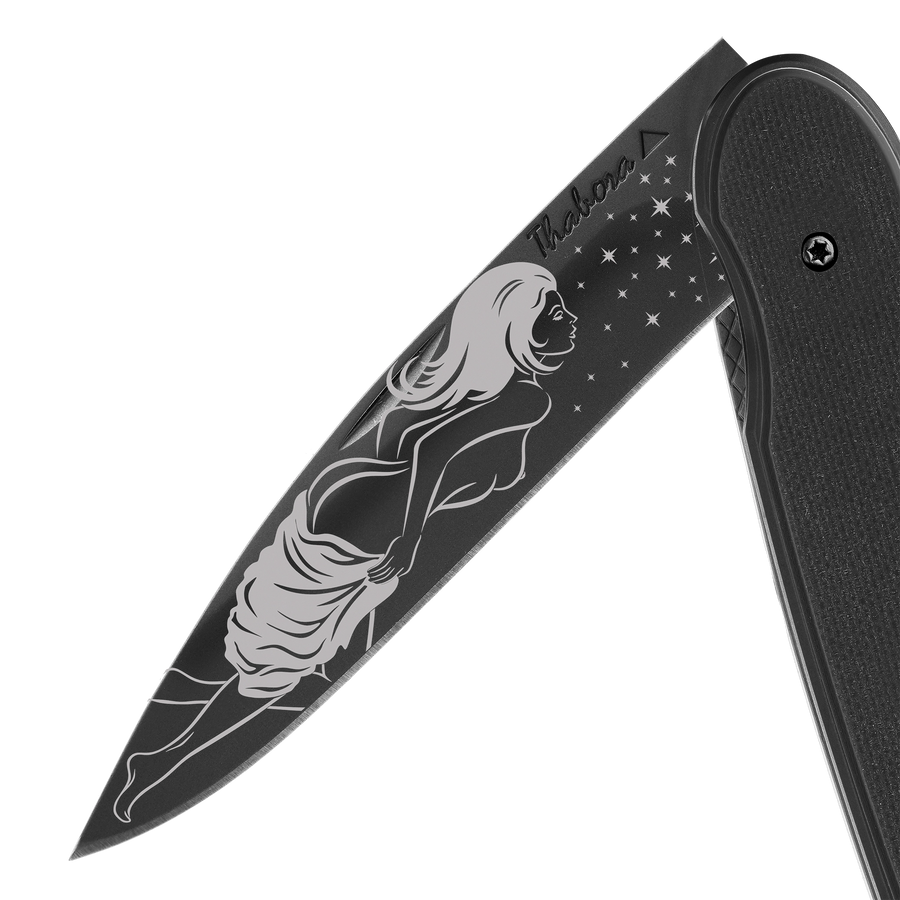 Couteau acier finition titane noir plaquette pleine résine g10 noir motif «femme dénudée»