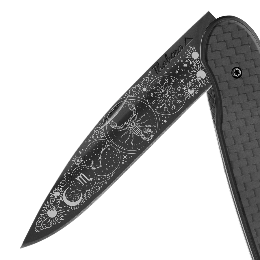 Couteau acier finition titane noir plaquette pleine carbone motif «zodiaque scorpion»