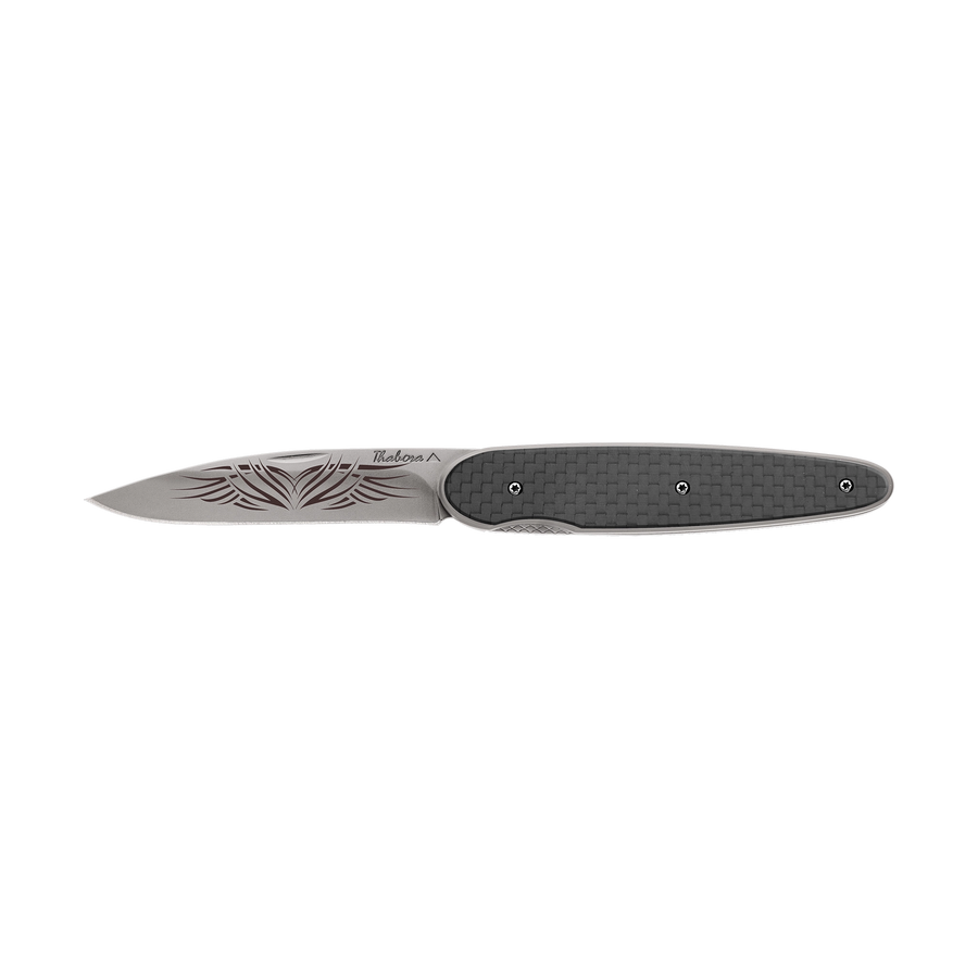 Couteau acier finition titane gris plaquette pleine carbone motif «tribal»