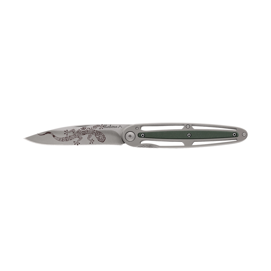 Couteau acier finition titane gris plaquette centrale résine g10 kaki motif «salamandre tribale»