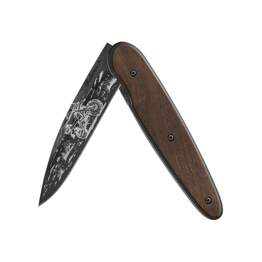 Couteau acier finition titane noir plaquette pleine bois foncé motif «trail»