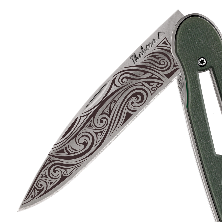 Couteau acier finition titane gris plaquette ajourée résine g10 kaki motif «volutes»