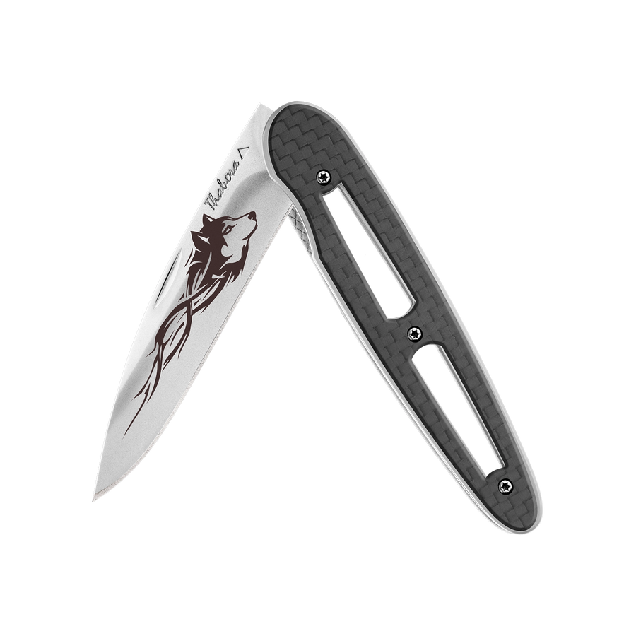 Couteau acier finition brillante plaquette ajourée carbone motif «loup tribal»