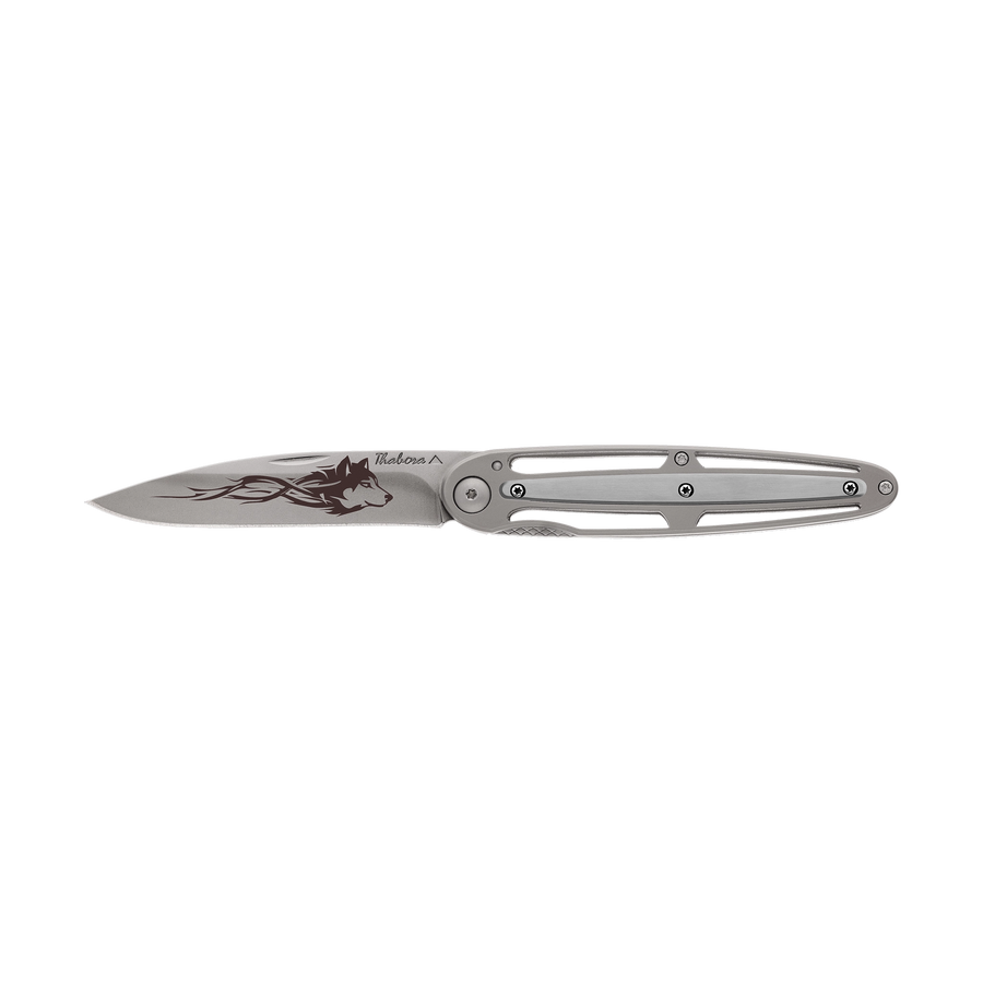 Couteau acier finition titane gris plaquette centrale acier brossé motif «loup tribal»