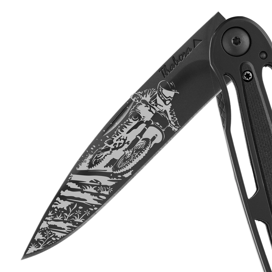 Couteau acier finition titane noir plaquette centrale résine g10 noir motif «motocross»