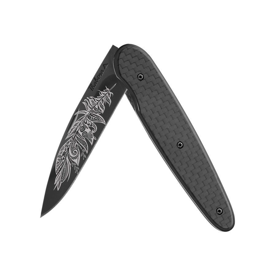 Couteau acier finition titane noir plaquette pleine carbone motif «plume polynesienne»
