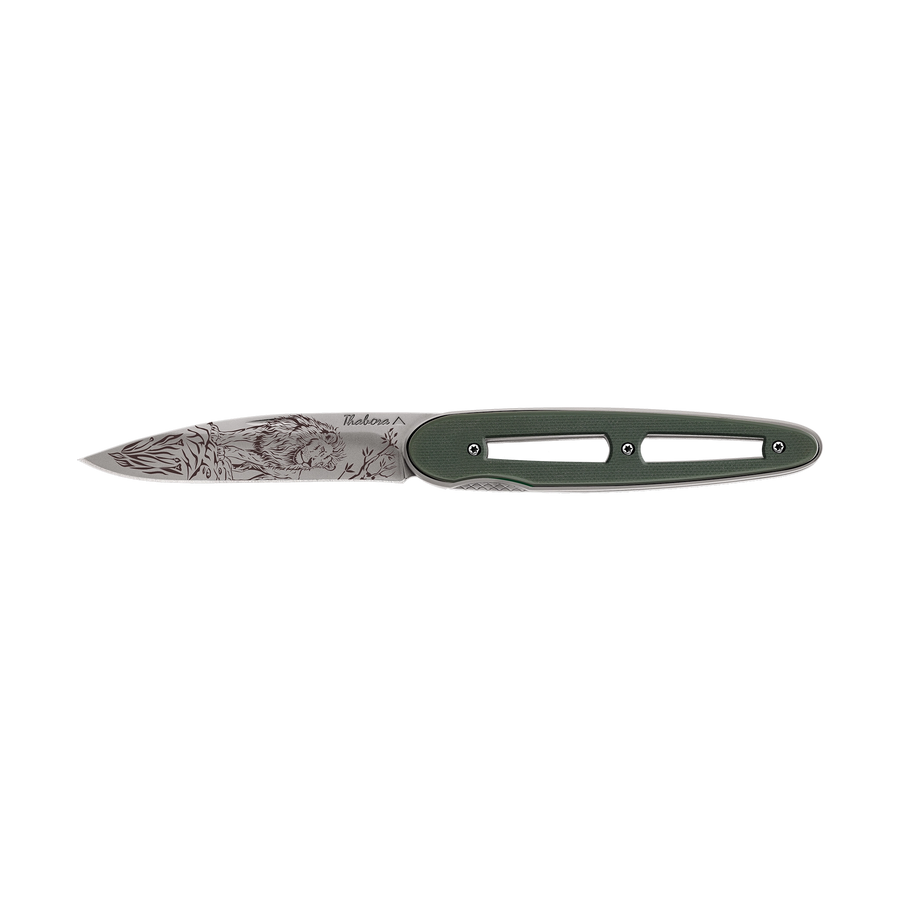 Couteau acier finition titane gris plaquette ajourée résine g10 kaki motif «lion»