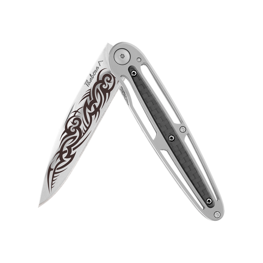 Couteau acier finition brillante plaquette centrale carbone motif «tribal gothique»