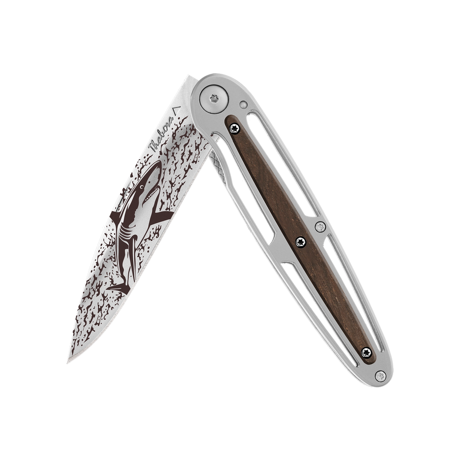 Couteau acier finition brillante plaquette centrale bois foncé motif «requin»