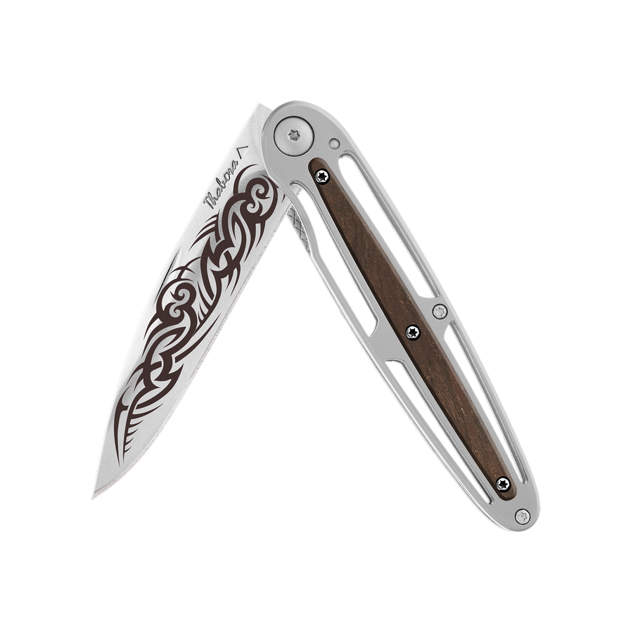 Couteau acier finition brillante plaquette centrale bois foncé motif «tribal gothique»