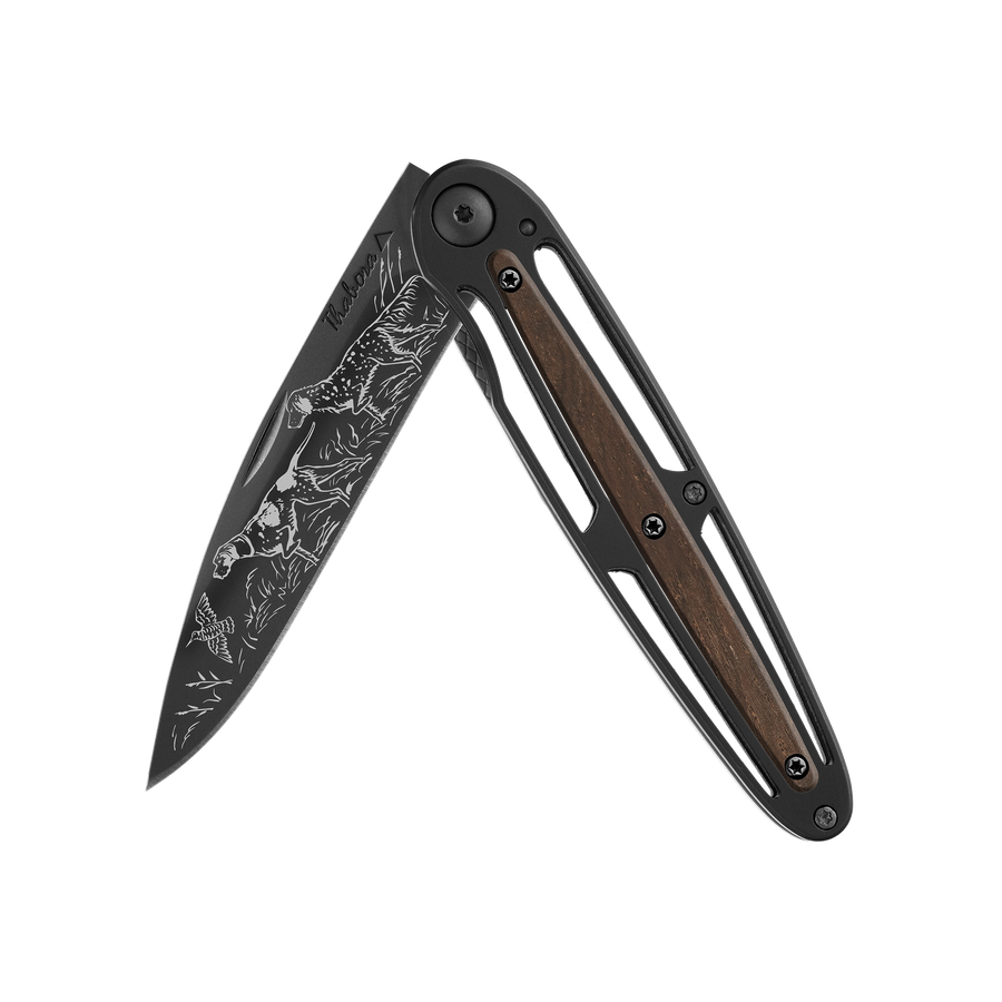 Couteau acier finition titane noir plaquette centrale bois foncé motif «chiens d'arrêt»