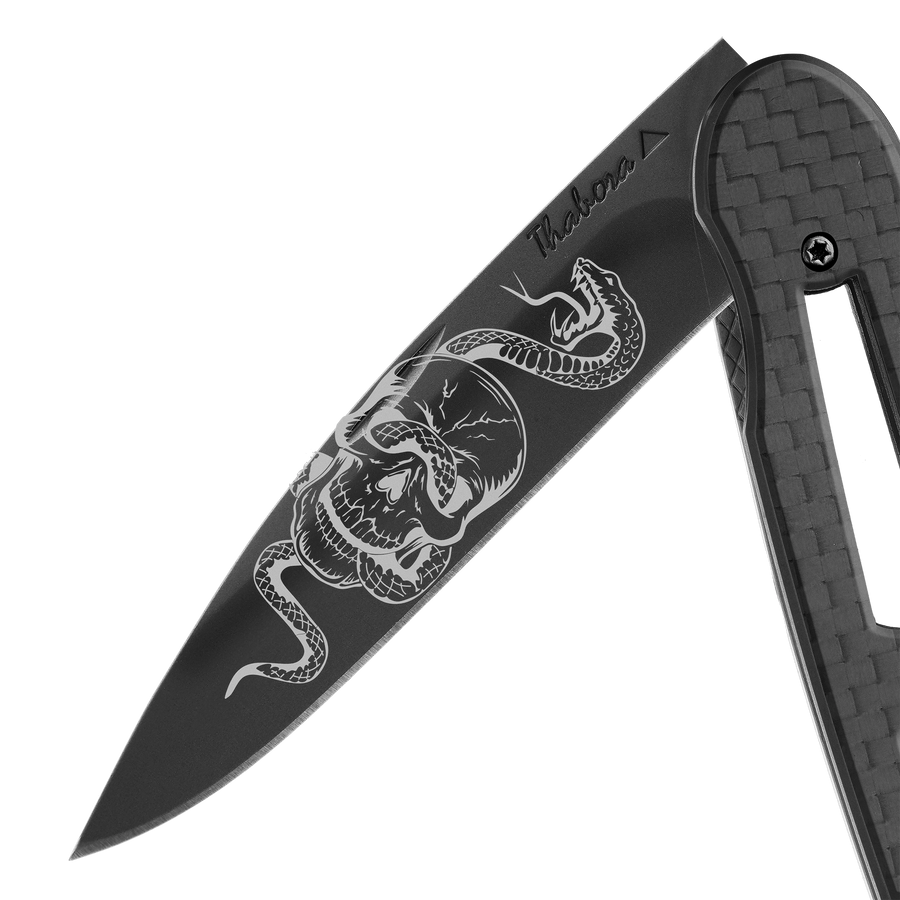Couteau acier finition titane noir plaquette ajourée carbone motif «tête de mort serpent»