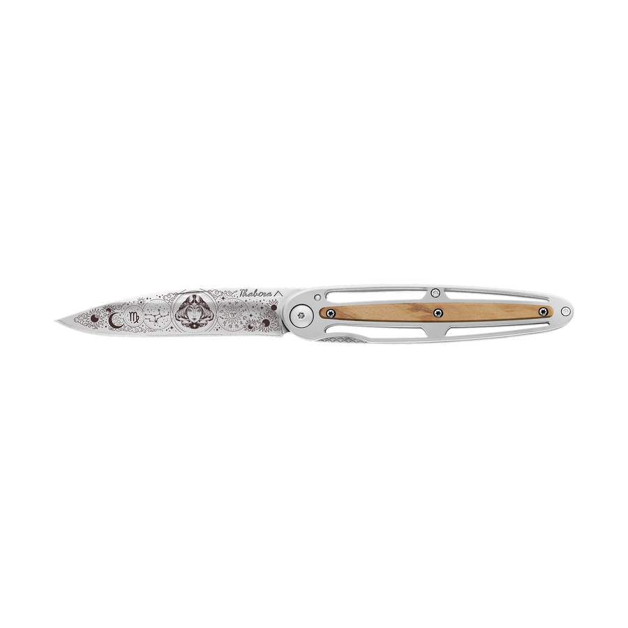 Couteau acier finition brillante plaquette centrale bois clair motif «zodiaque vierge»
