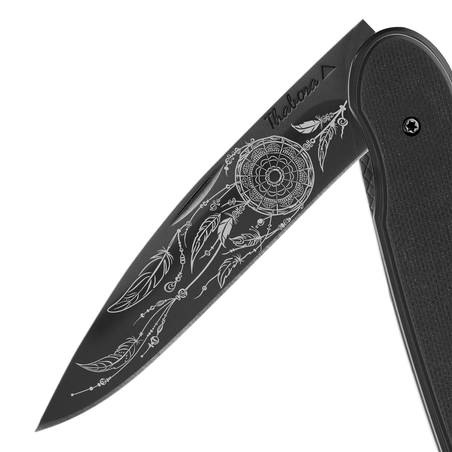 Couteau acier finition titane noir plaquette pleine résine g10 noir motif «attrape rêves»