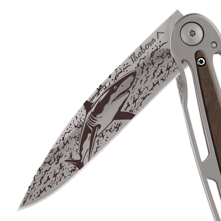 Couteau acier finition titane gris plaquette centrale bois foncé motif «requin»
