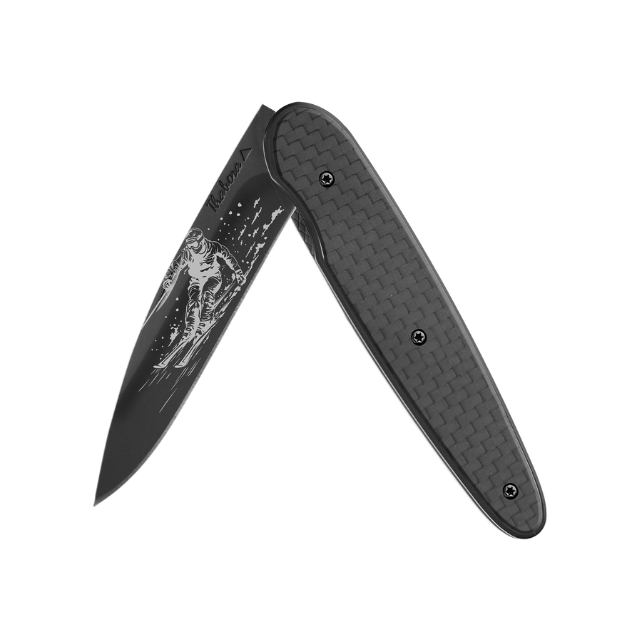 Couteau acier finition titane noir plaquette pleine carbone motif «skieur»
