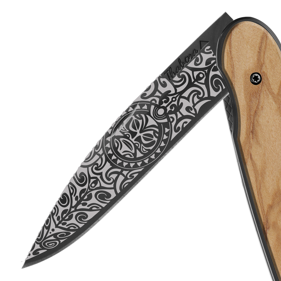 Couteau acier finition titane noir plaquette pleine bois clair motif «tiki»