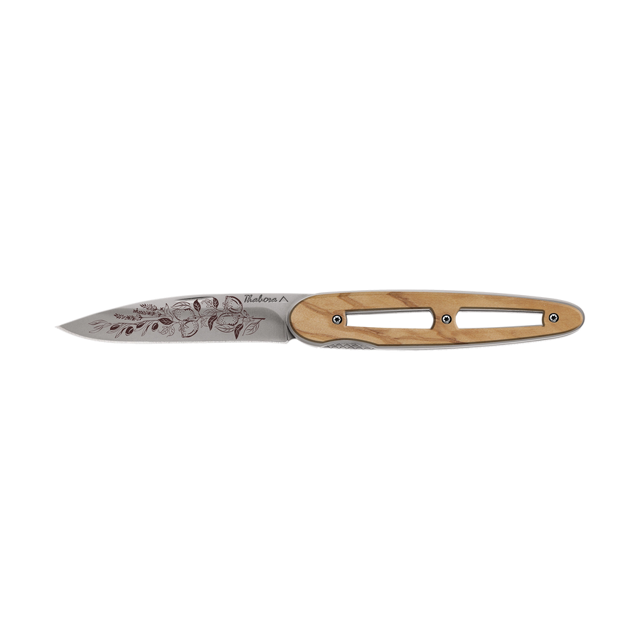 Couteau acier finition titane gris plaquette ajourée bois clair motif «provencal»