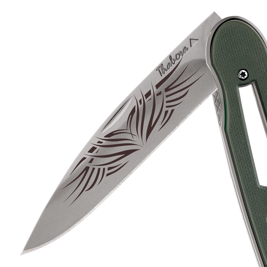 Couteau acier finition titane gris plaquette ajourée résine g10 kaki motif «tribal»