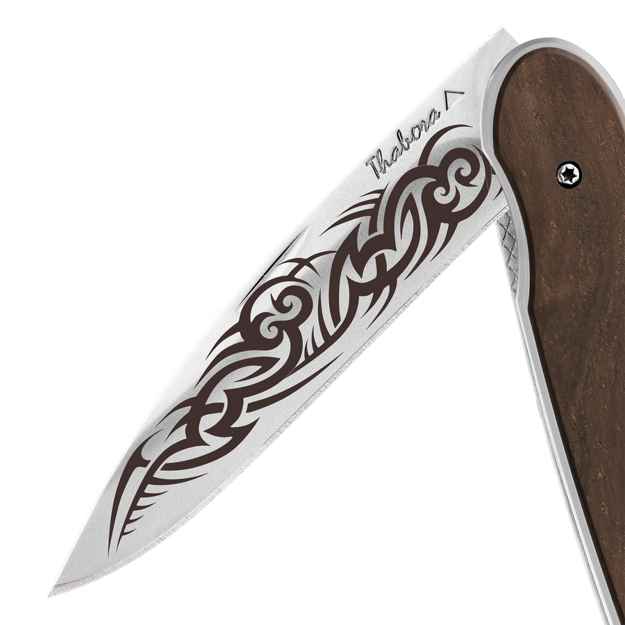 Couteau acier finition brillante plaquette pleine bois foncé motif «tribal gothique»