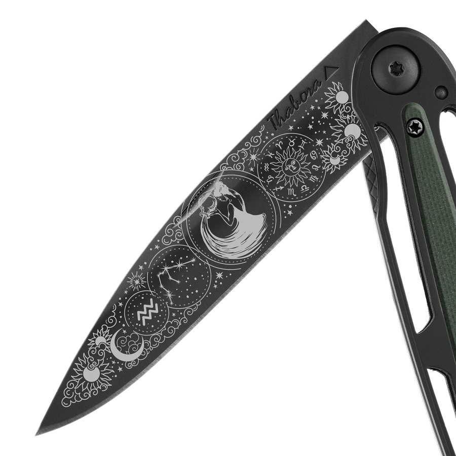 Couteau acier finition titane noir plaquette centrale résine g10 kaki motif «zodiaque verseau»