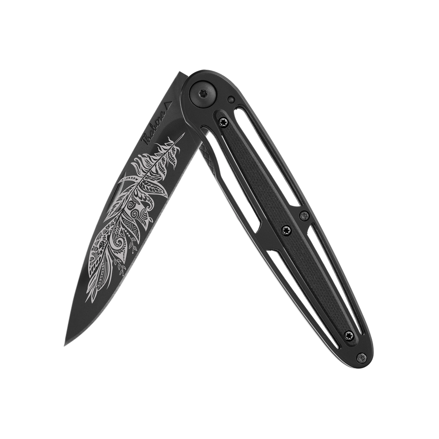 Couteau acier finition titane noir plaquette centrale résine g10 noir motif «plume polynesienne»