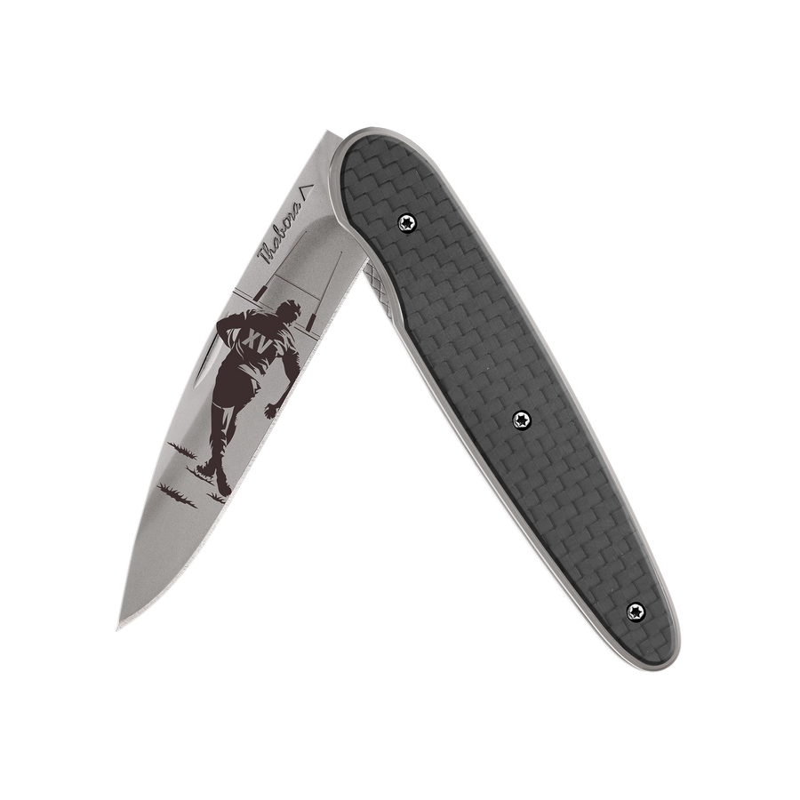 Couteau acier finition titane gris plaquette pleine carbone motif «rugby»