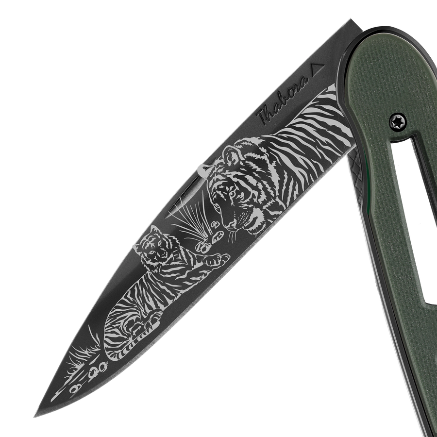 Couteau acier finition titane noir plaquette ajourée résine g10 kaki motif «tigres»