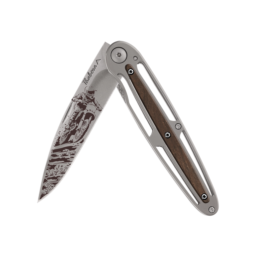 Couteau acier finition titane gris plaquette centrale bois foncé motif «motocross»