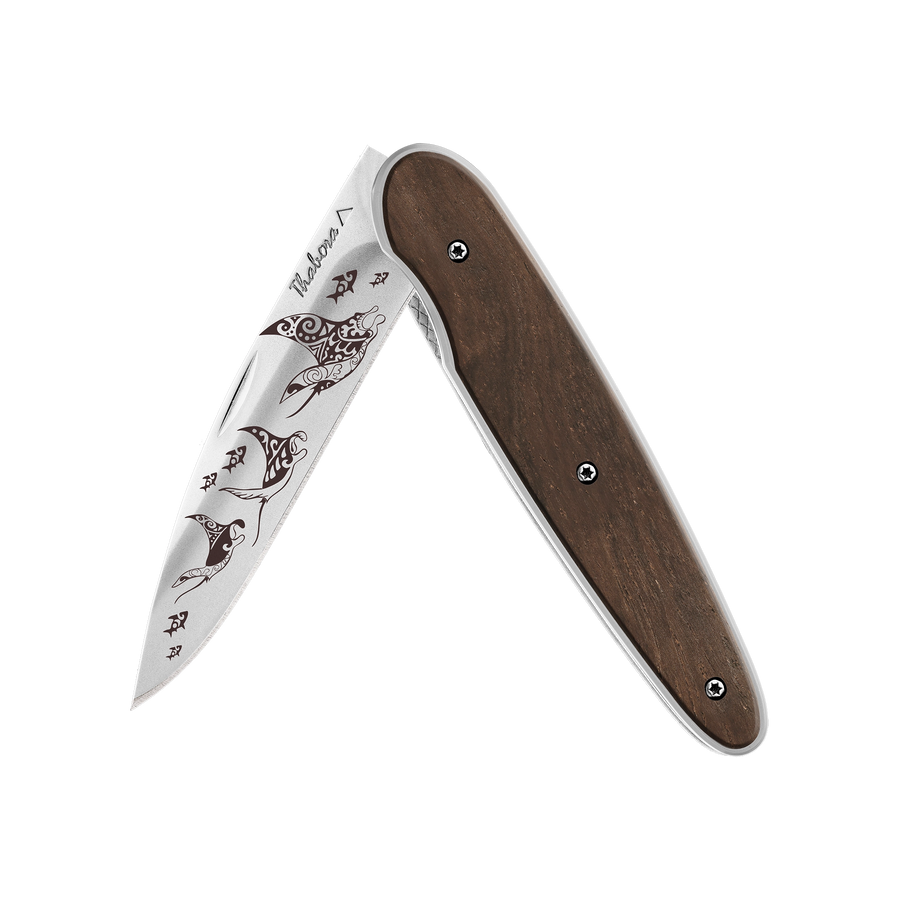 Couteau acier finition brillante plaquette pleine bois foncé motif «raie manta»