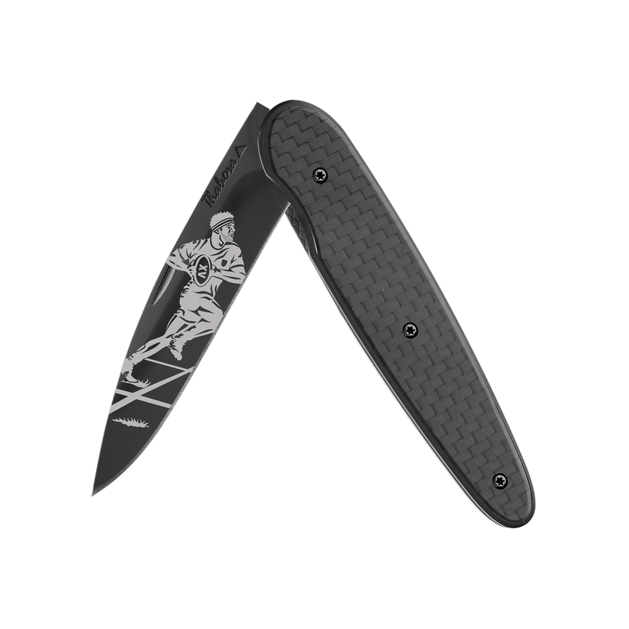 Couteau acier finition titane noir plaquette pleine carbone motif «rugbyman»