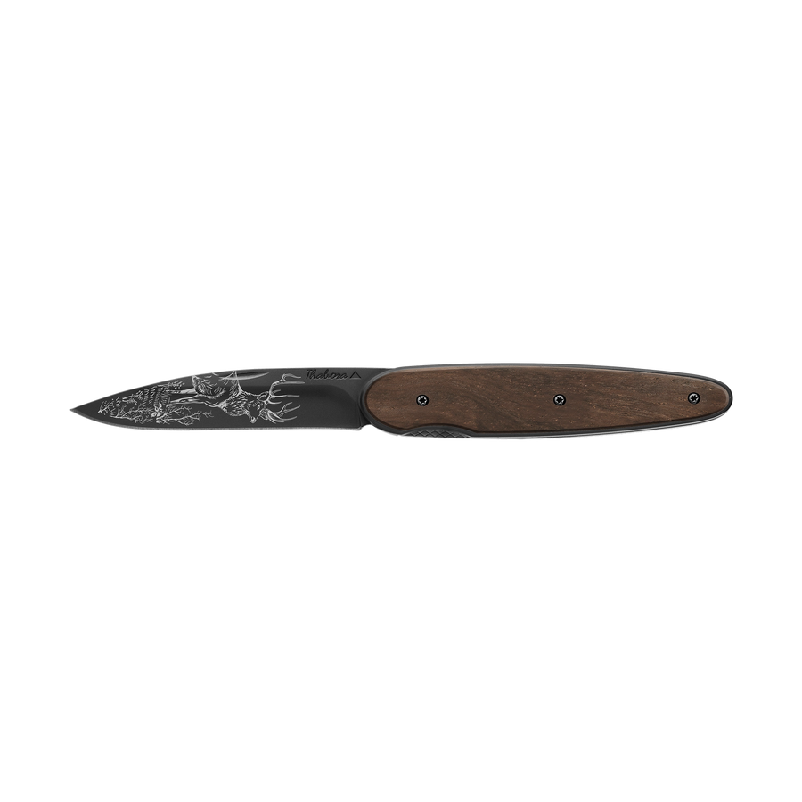 Couteau acier finition titane noir plaquette pleine bois foncé motif «cerf»
