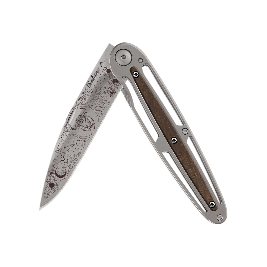 Couteau acier finition titane gris plaquette centrale bois foncé motif «zodiaque taureau»