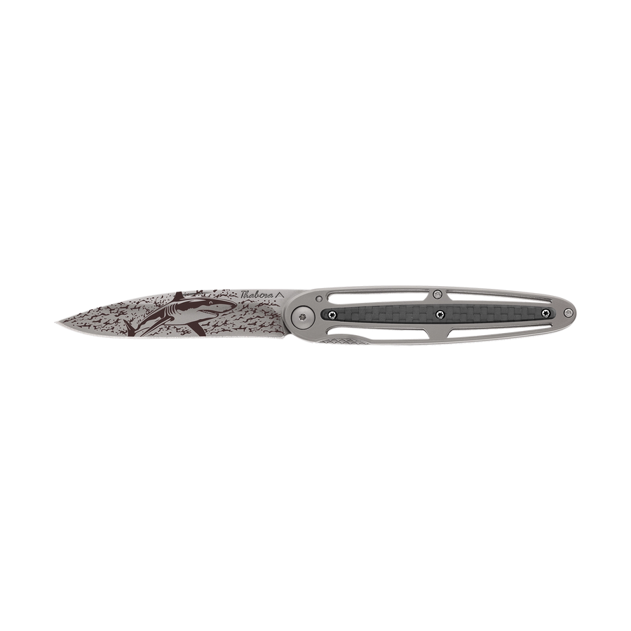 Couteau acier finition titane gris plaquette centrale carbone motif «requin»