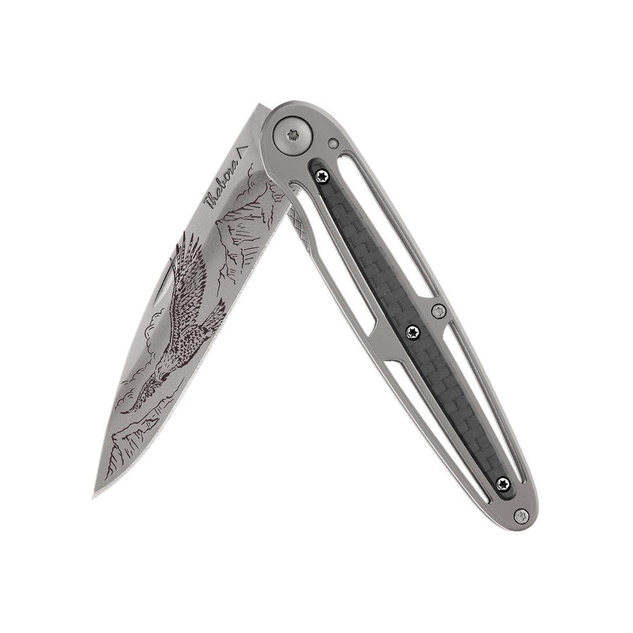 Couteau acier finition titane gris plaquette centrale carbone motif «aigle»