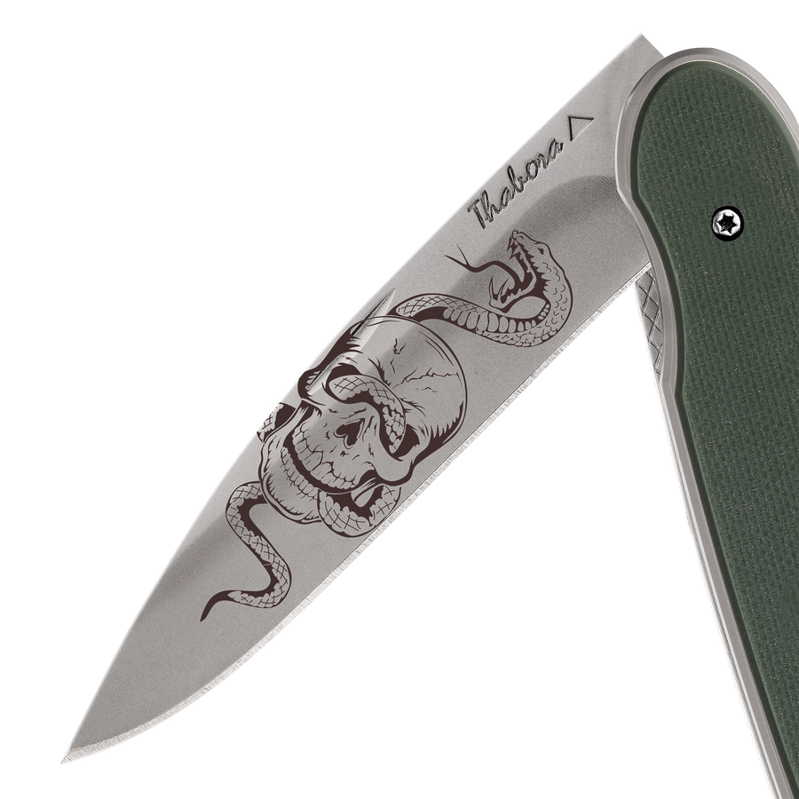 Couteau acier finition titane gris plaquette pleine résine g10 kaki motif «tête de mort serpent»