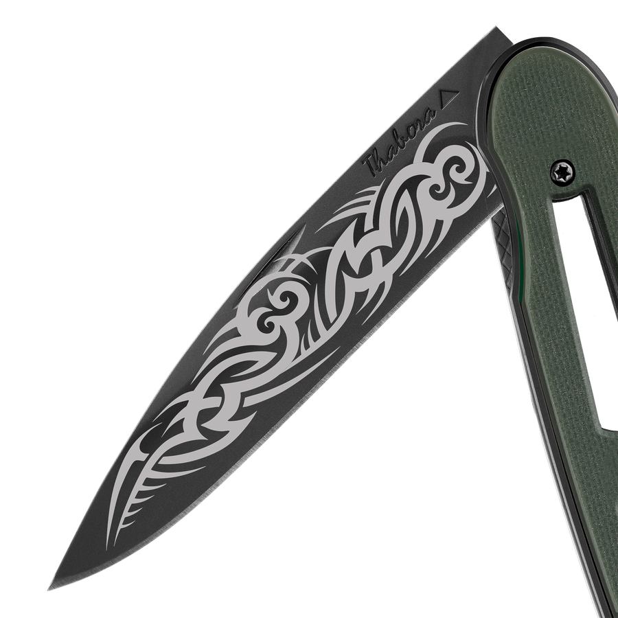 Couteau acier finition titane noir plaquette ajourée résine g10 kaki motif «tribal gothique»
