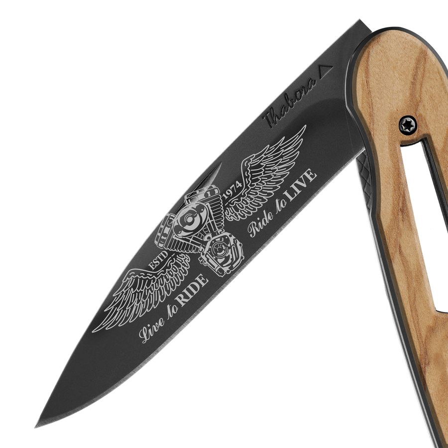 Couteau acier finition titane noir plaquette ajourée bois clair motif «biker ailes»
