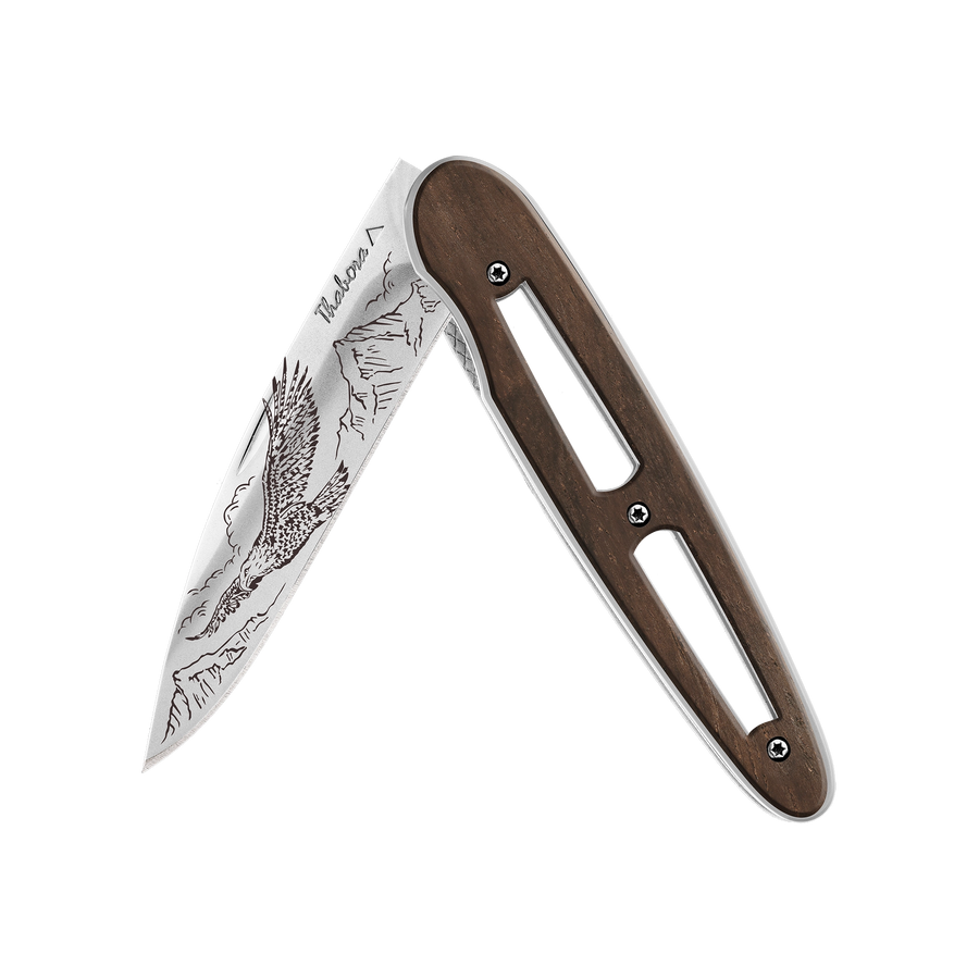 Couteau acier finition brillante plaquette ajourée bois foncé motif «aigle»