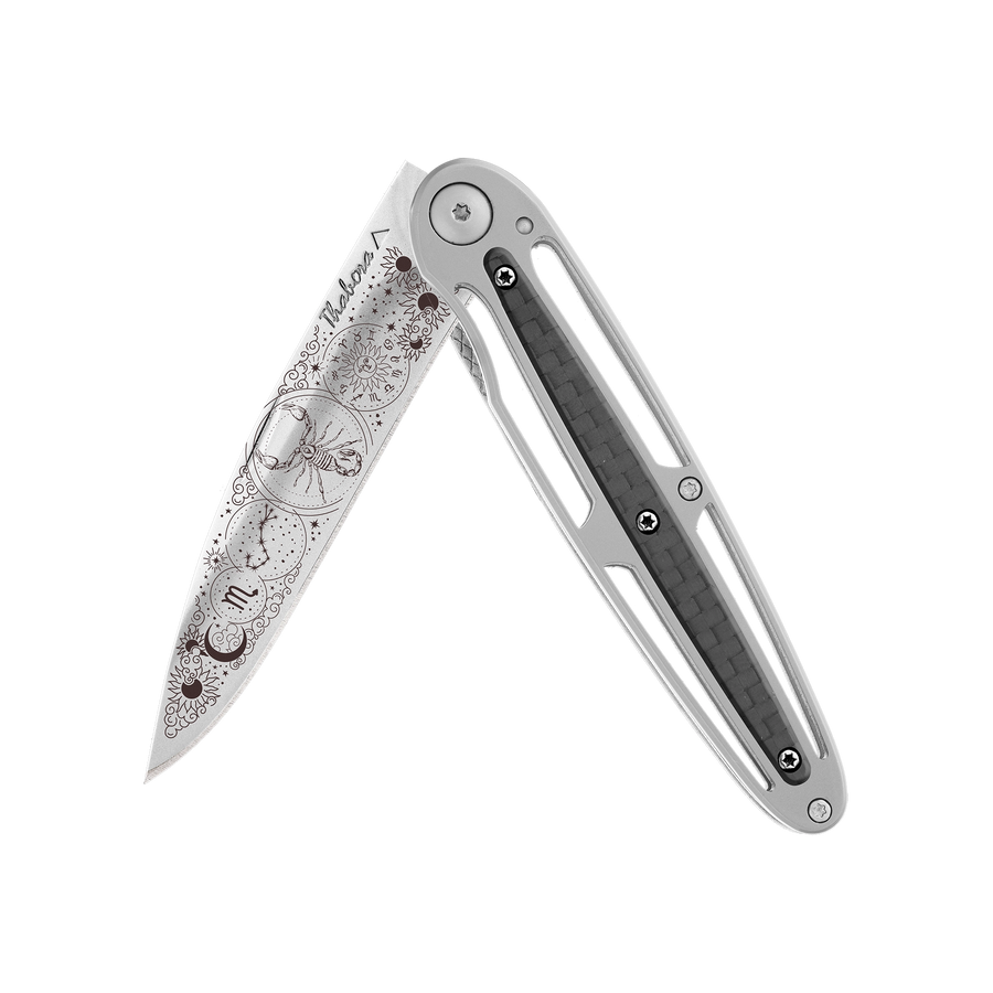 Couteau acier finition brillante plaquette centrale carbone motif «zodiaque scorpion»